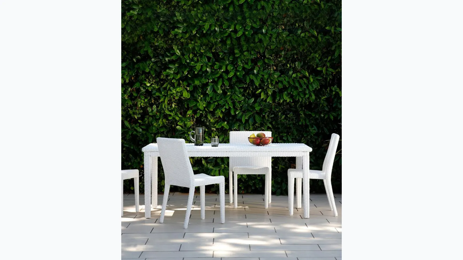 Table and Agorà Chairs in synthetic fiber by Unopiu.