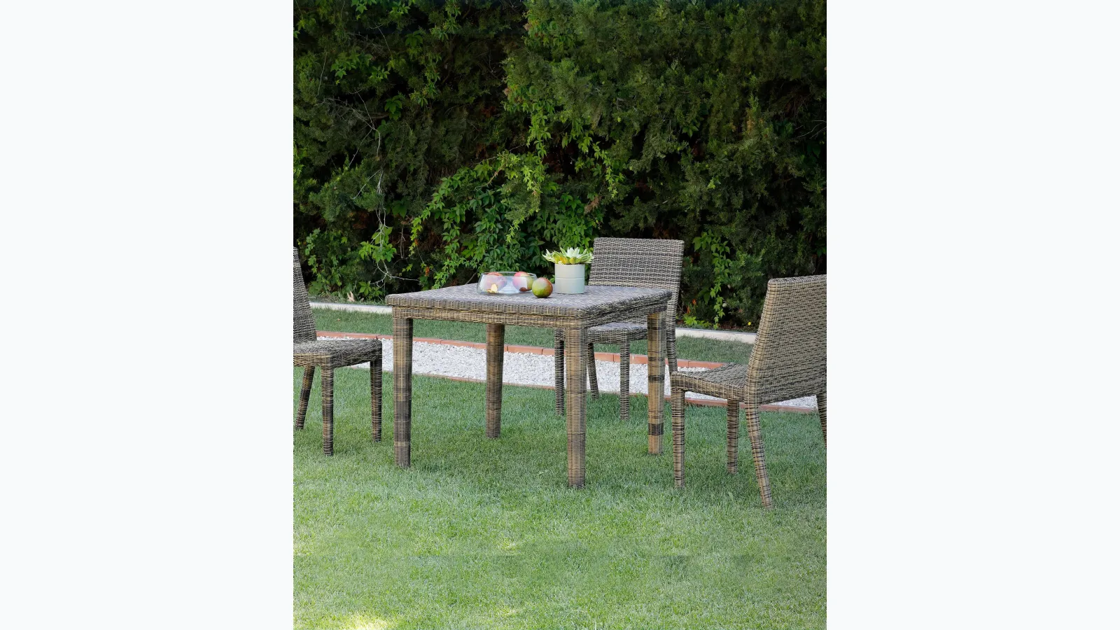 Table and chairs Agorà in synthetic fiber by Unopiu.
