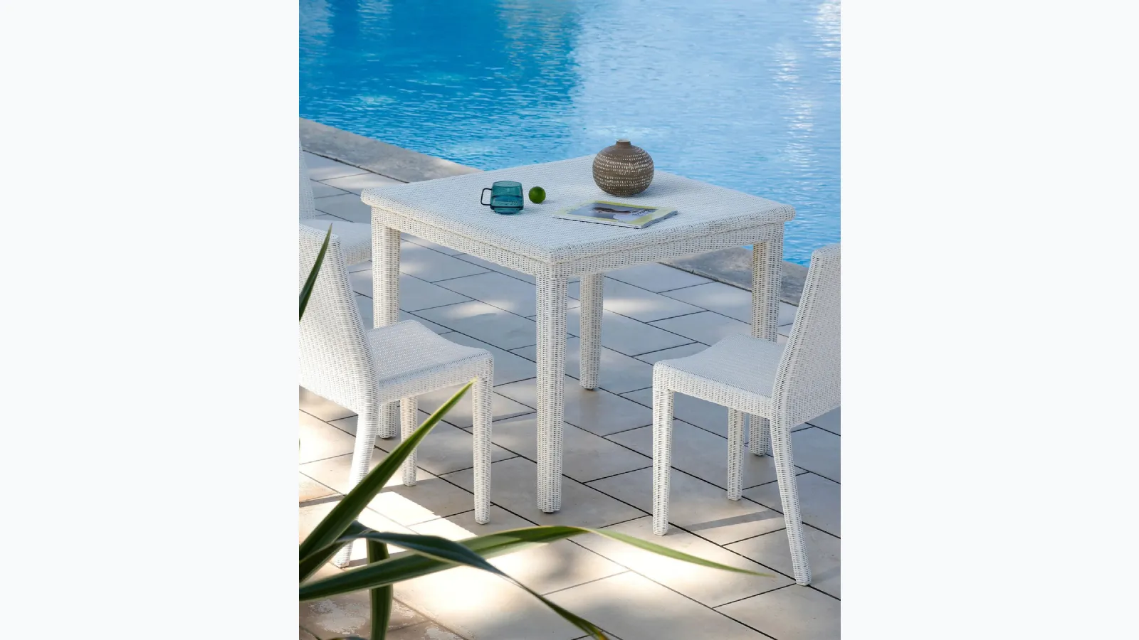 Table and Agorà Chairs in synthetic fiber by Unopiu.