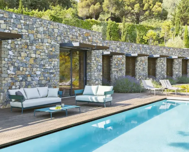 Aluminum sofa painted with Aikana cushions by Fast.