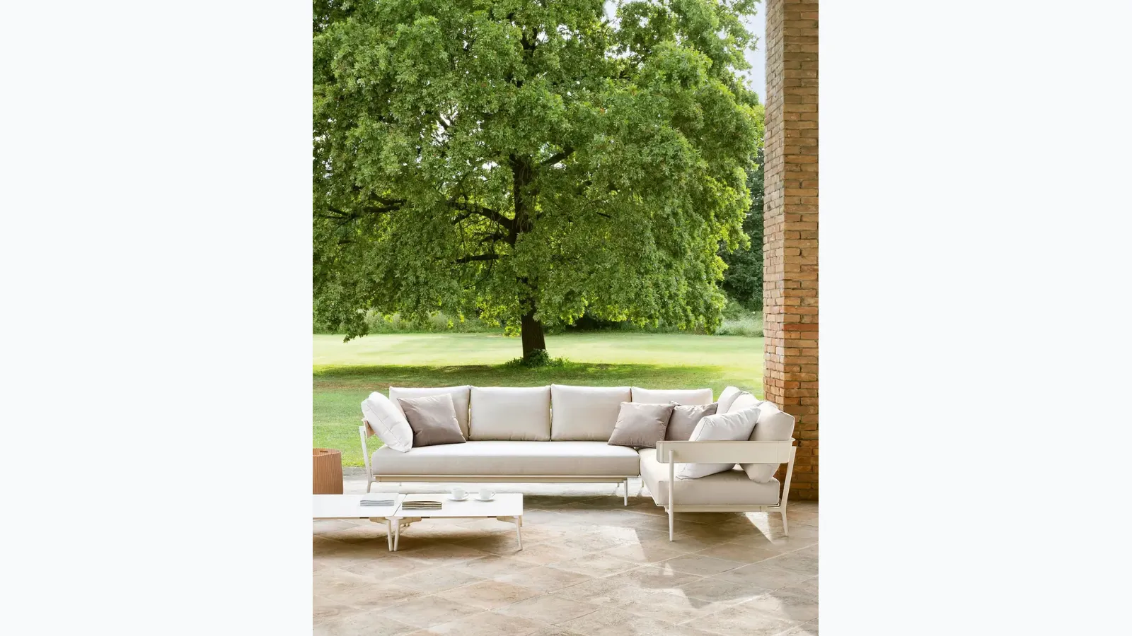 Aluminum painted sofa with Aikana cushions by Fast.