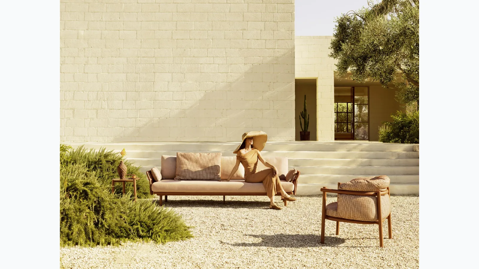 Allegra outdoor lounge set in aluminum and Varaschin fabric.