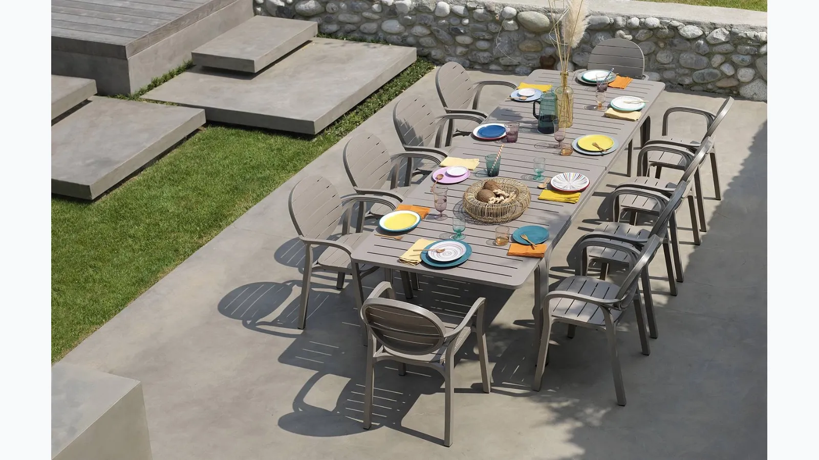 Outdoor table in polypropylene with aluminum legs Alloro Extensible by Nardi.