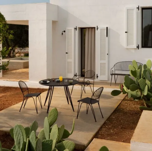 Ariete outdoor iron furniture from Unopiu.