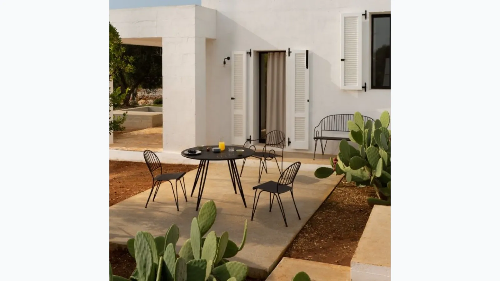 Ariete outdoor iron furniture from Unopiu.