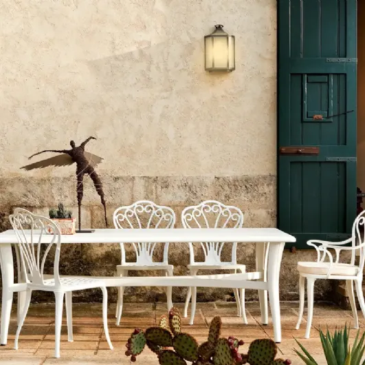 Table and chairs in painted aluminum Harmony Omnia Selection by Fast.