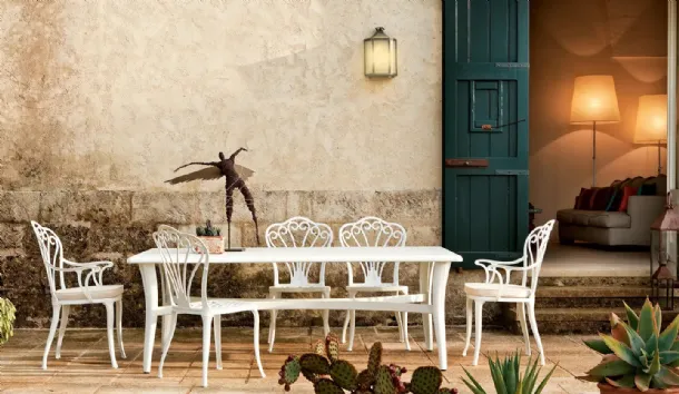 Table and chairs in painted aluminum Harmony Omnia Selection by Fast.