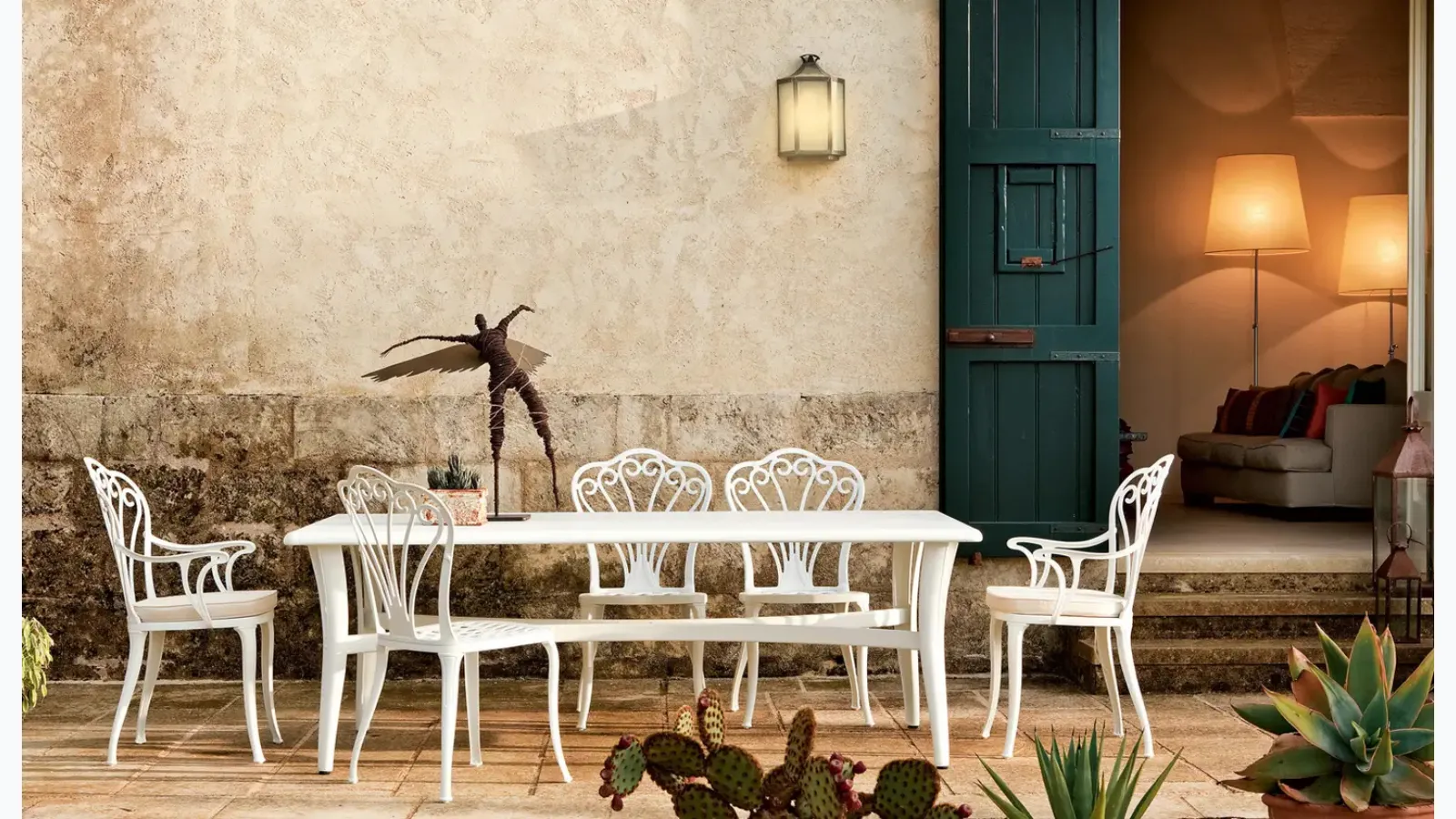 Table and chairs in painted aluminum Harmony Omnia Selection by Fast.