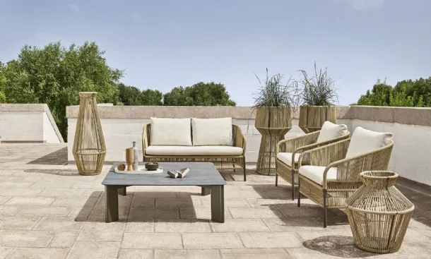 Cricket outdoor lounge in synthetic fiber, aluminum, and Varaschin fabric.