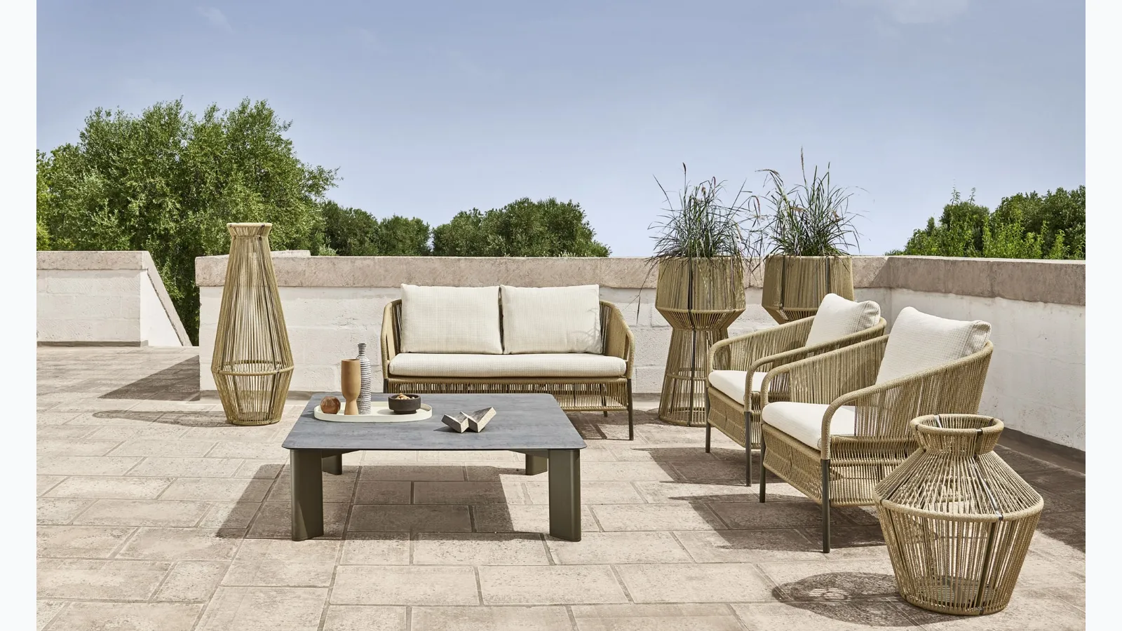 Cricket outdoor lounge in synthetic fiber, aluminum, and Varaschin fabric.
