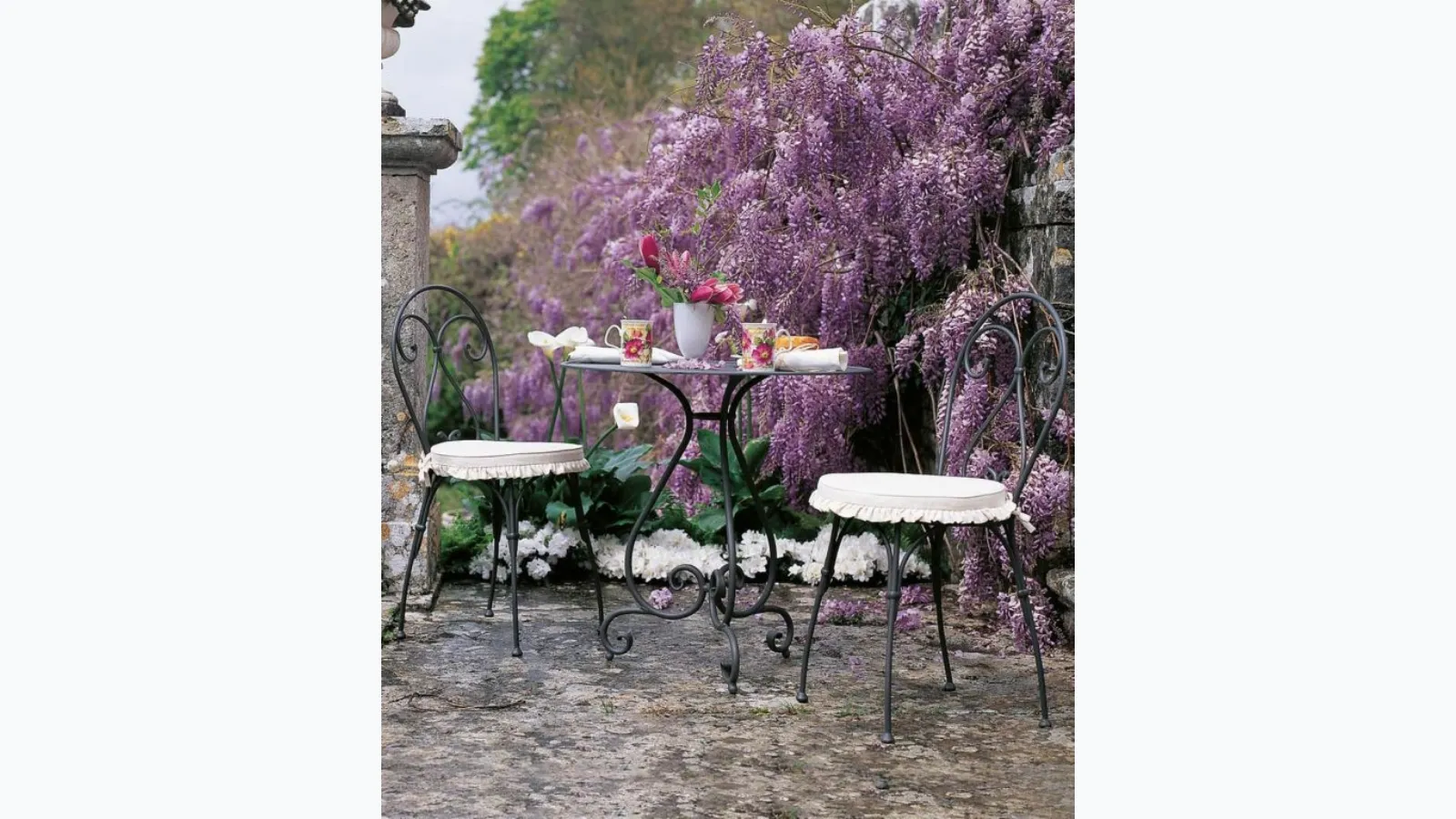 Aurora wrought iron table and chairs by Unopiu.