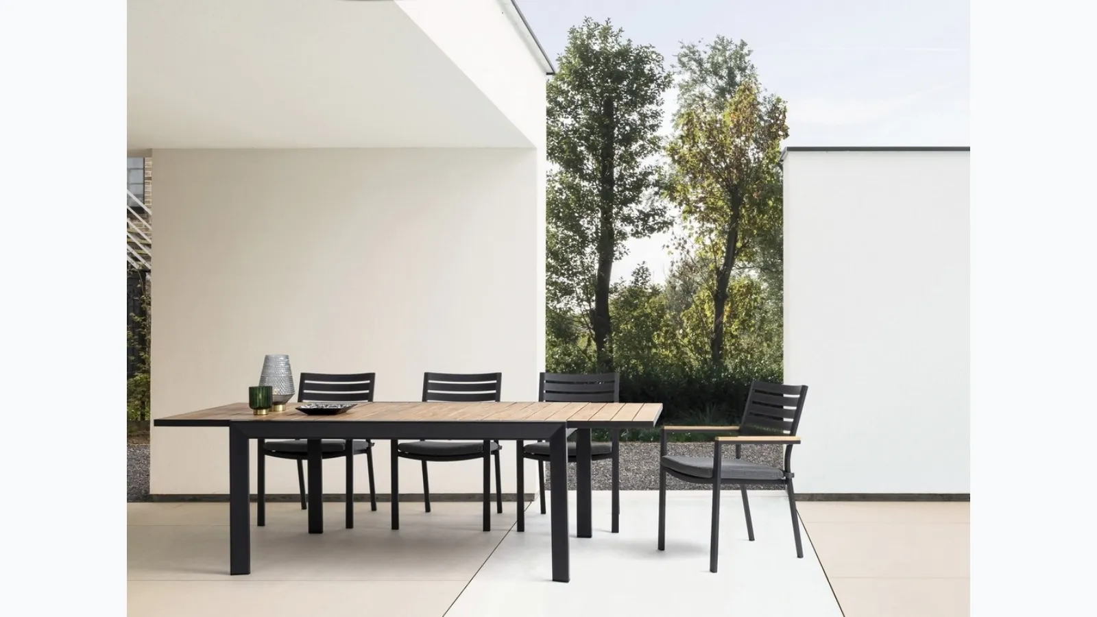 Belmar table in aluminum with wood effect by Bizzotto.