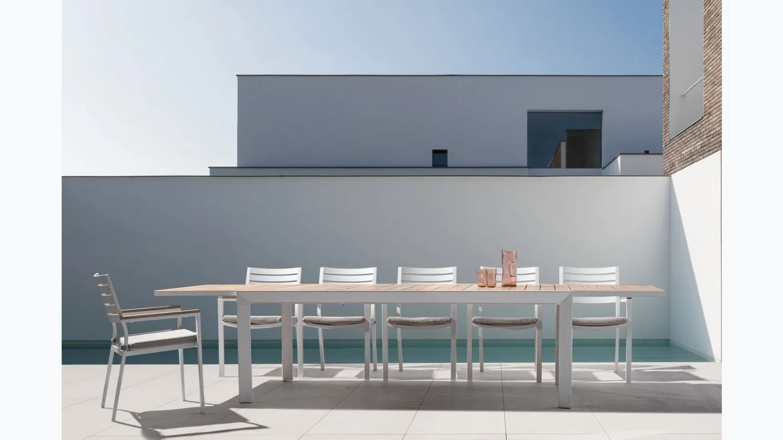 Belmar table in aluminum with wood effect by Bizzotto.