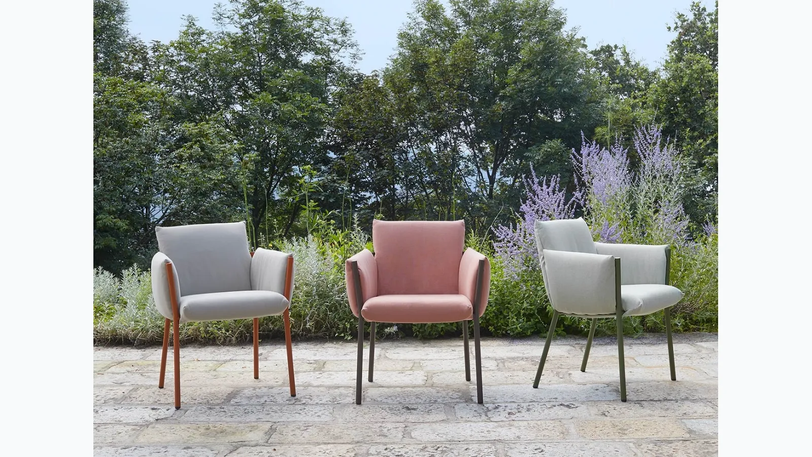 Chair in upholstered fabric Brezza by Scab Design.