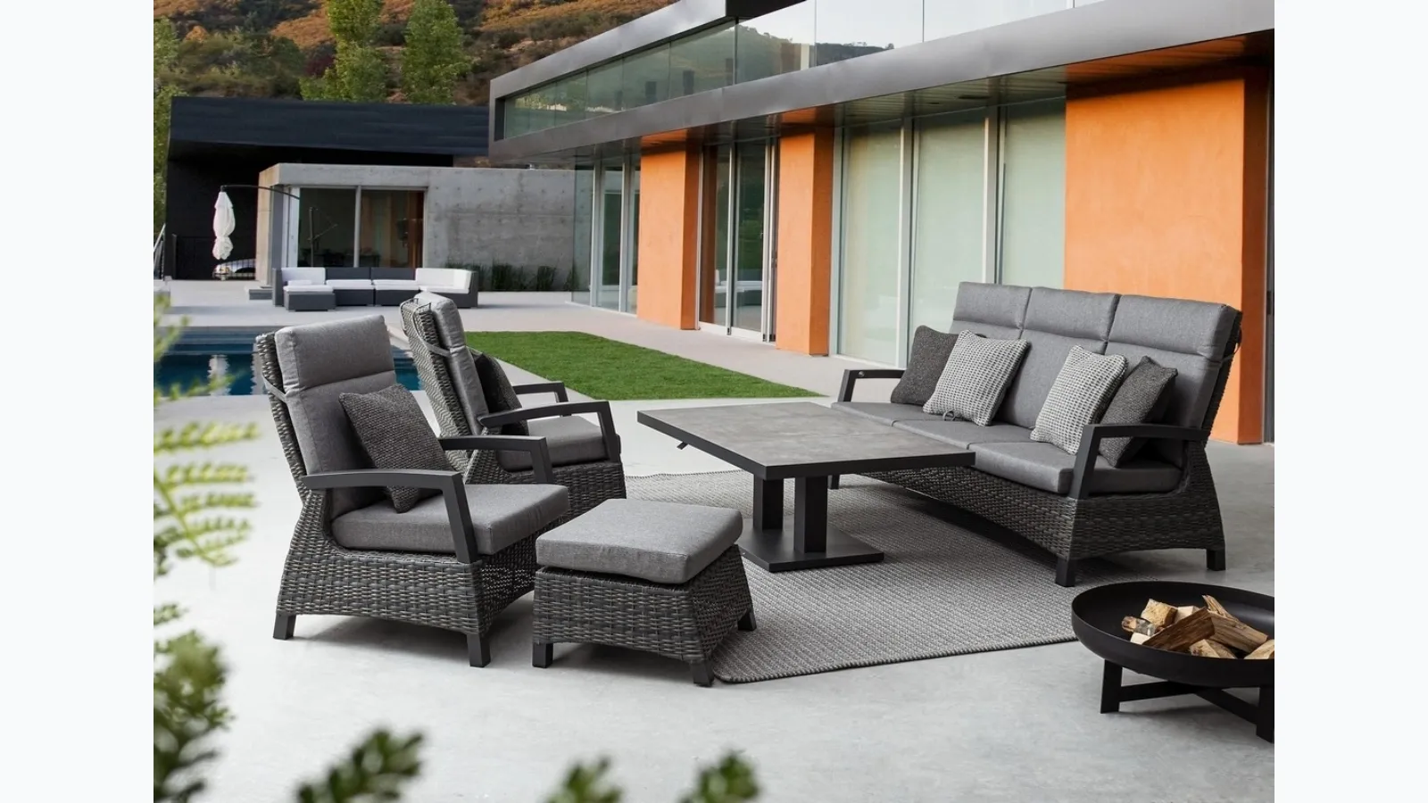 Outdoor furniture in synthetic fiber, fabric and aluminum Britton by Bizzotto.
