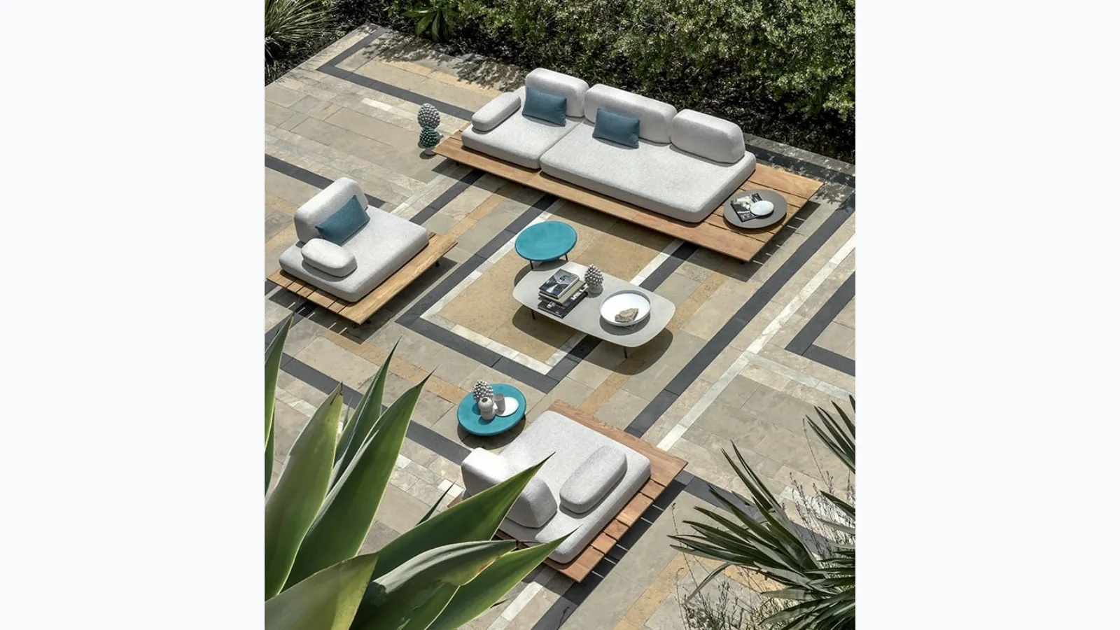 Outdoor Calipso lounge by Ethimo