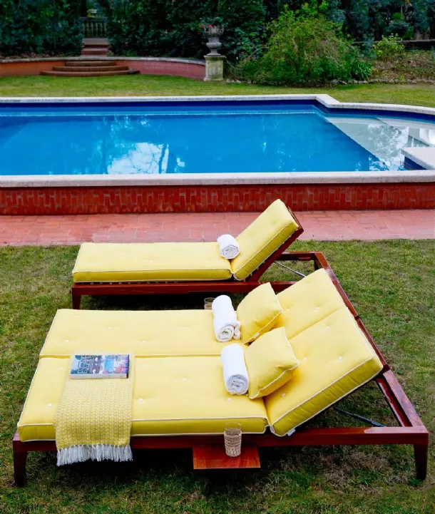 C'est la Vie mahogany wood sunbed with glossy finish and Unopiu fabric padding.