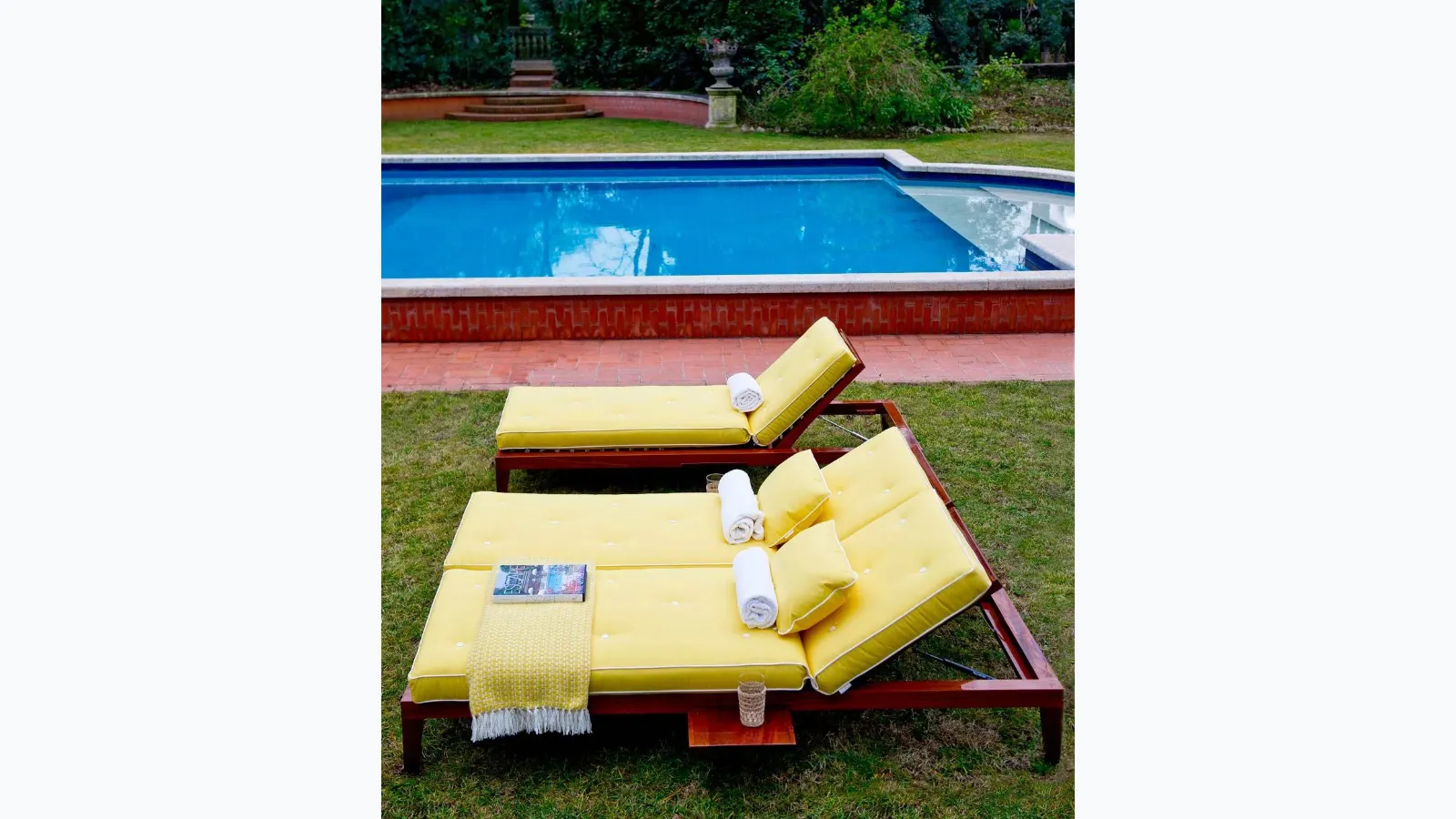 C'est la Vie mahogany wood sunbed with glossy finish and Unopiu fabric padding.