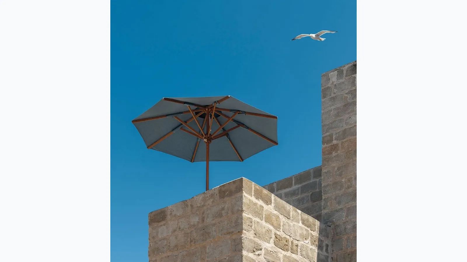 Classic round umbrella by Ethimo