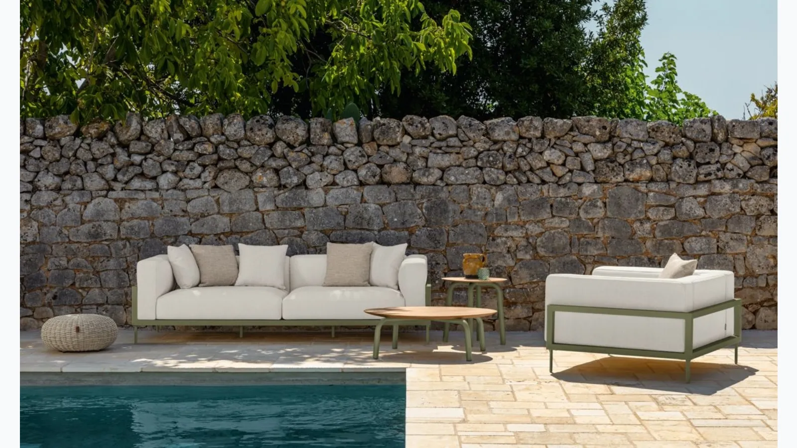 Outdoor furniture in CleoSoft Alu fabric and aluminum by Talenti.