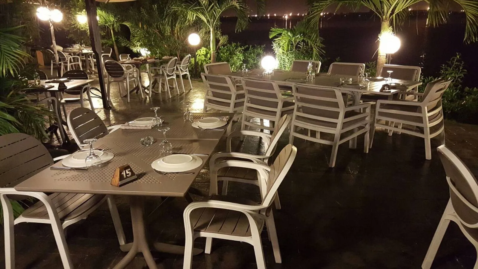 Outdoor table with a central leg with 4 spokes and top in polypropylene, engraved with a round perforated pattern. Nardi Clip.