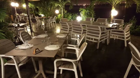 Outdoor table with a central leg with 4 spokes and top in polypropylene, engraved with a round perforated pattern. Nardi Clip.