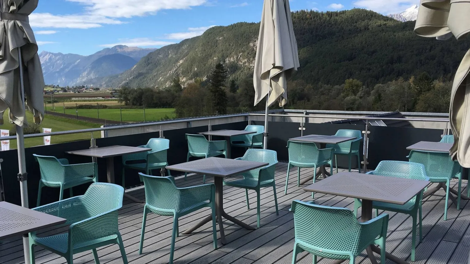 Square outdoor coffee table in polypropylene with a photo-engraved diamond pattern Clipx by Nardi.
