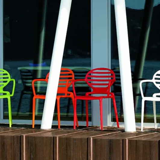 Garden chair in reinforced polypropylene Cokka by Scab Design.