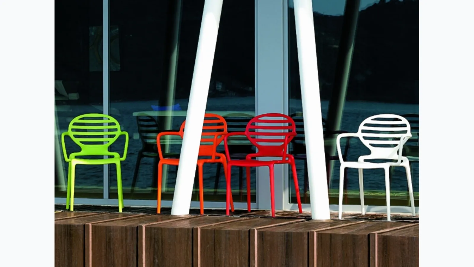 Garden chair in reinforced polypropylene Cokka by Scab Design.