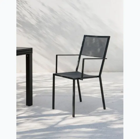 Conrad iron chair with armrests by Unopiu.
