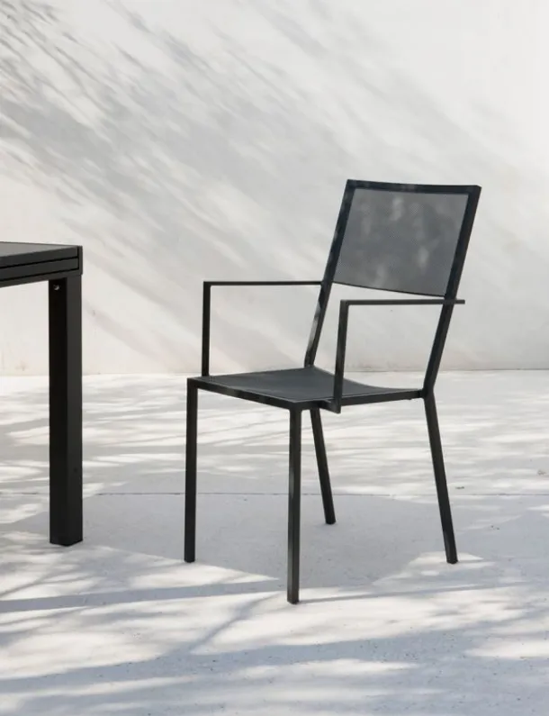 Conrad iron chair with armrests by Unopiu.