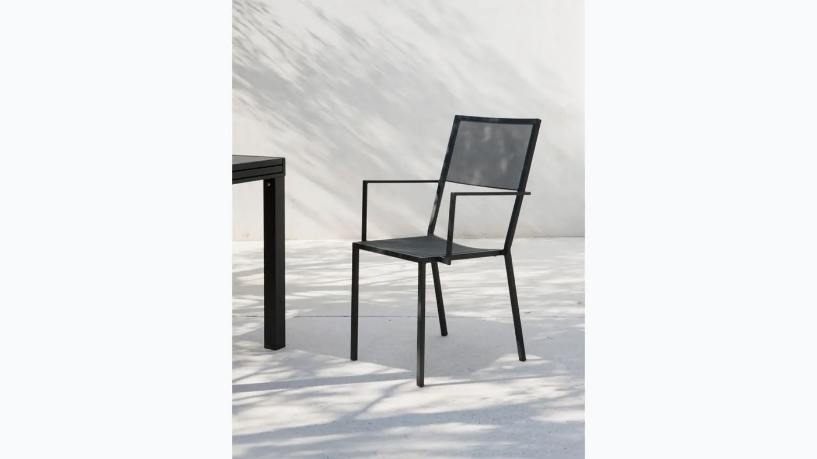 Conrad iron chair with armrests by Unopiu.