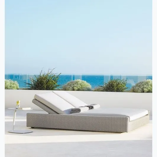 Sun lounger in Etwick Cube fiber by Ethimo.