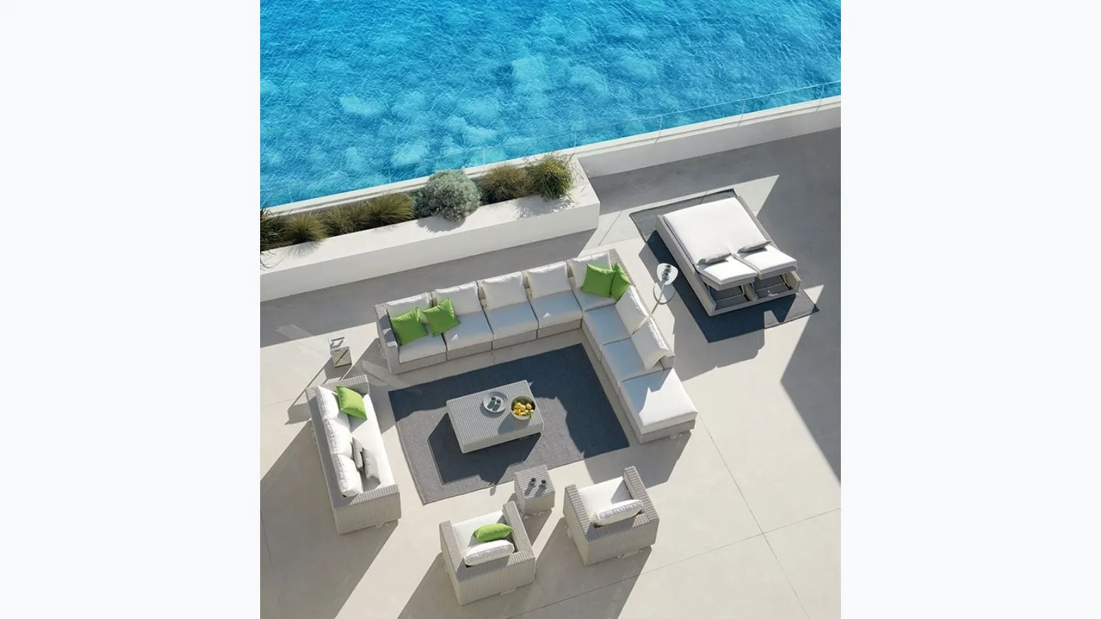 Outdoor lounge area in Etwick Cube fiber by Ethimo.
