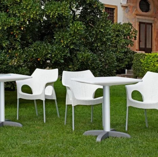 Dodo coffee table in technopolymer by Scab Design.