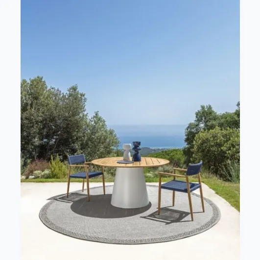 Dolcevita round table with wooden chairs by Talenti.