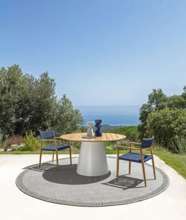 Dolcevita round table with wooden chairs by Talenti.