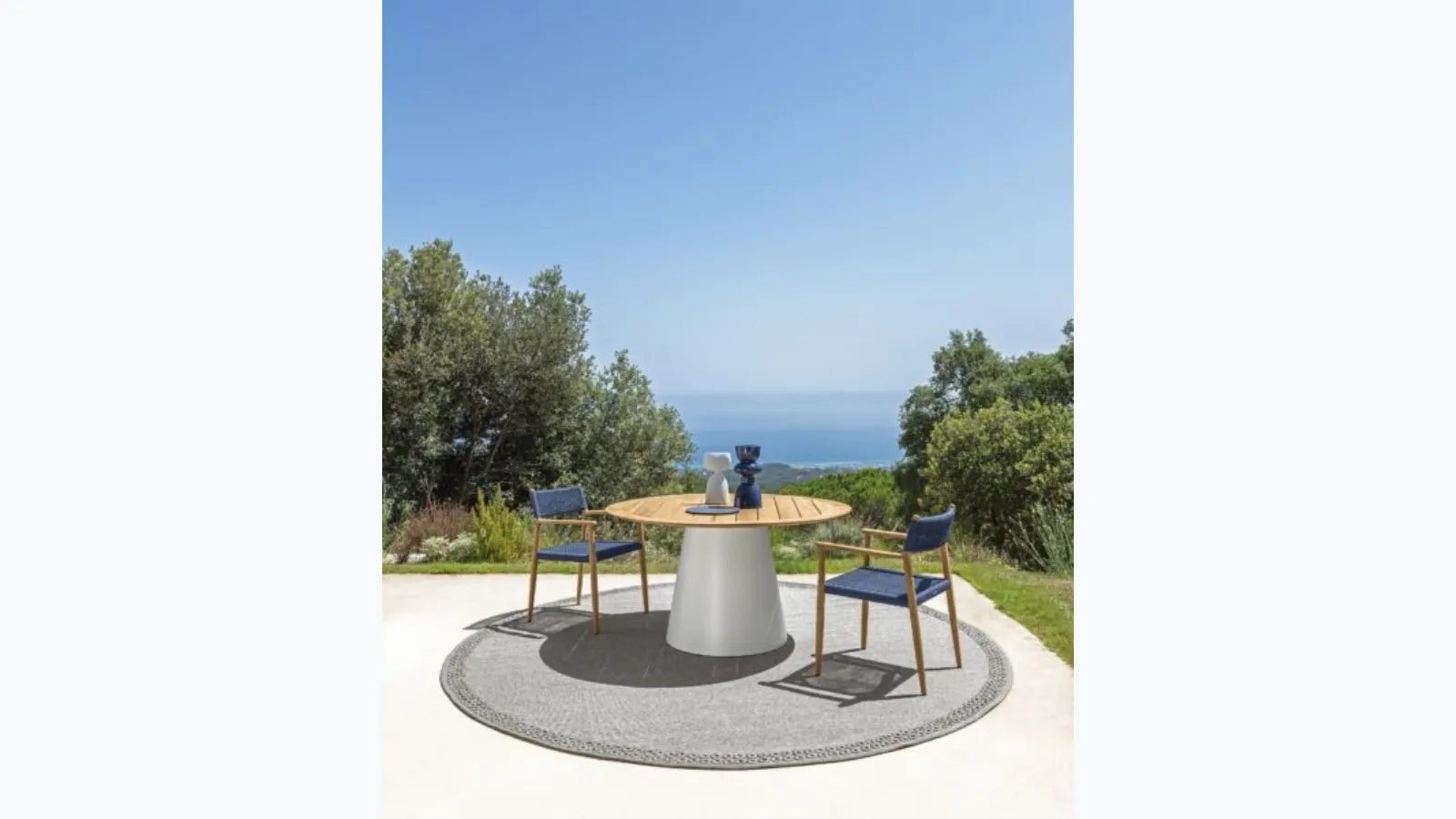 Dolcevita round table with wooden chairs by Talenti.