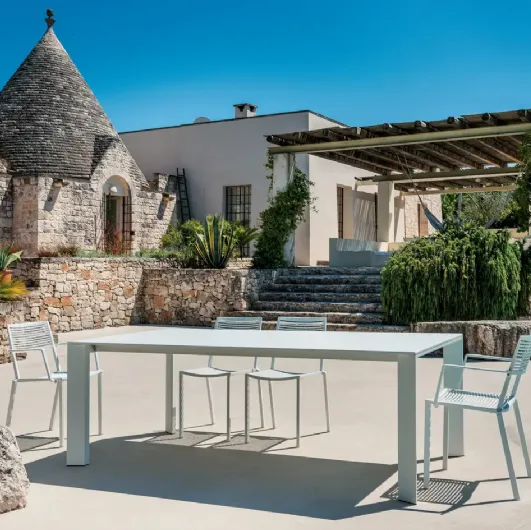 Table and chairs in Fast's Easy Omnia Selection aluminum.