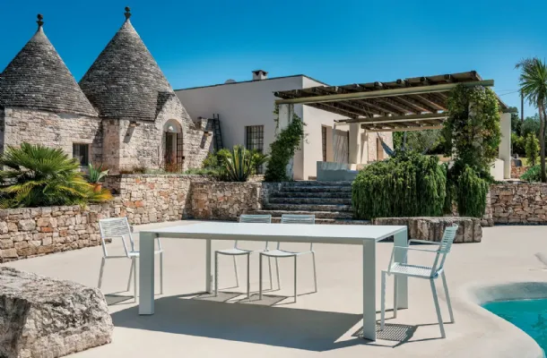 Table and chairs in Fast's Easy Omnia Selection aluminum.