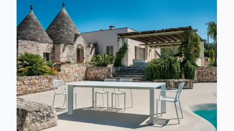 Table and chairs in Fast's Easy Omnia Selection aluminum.