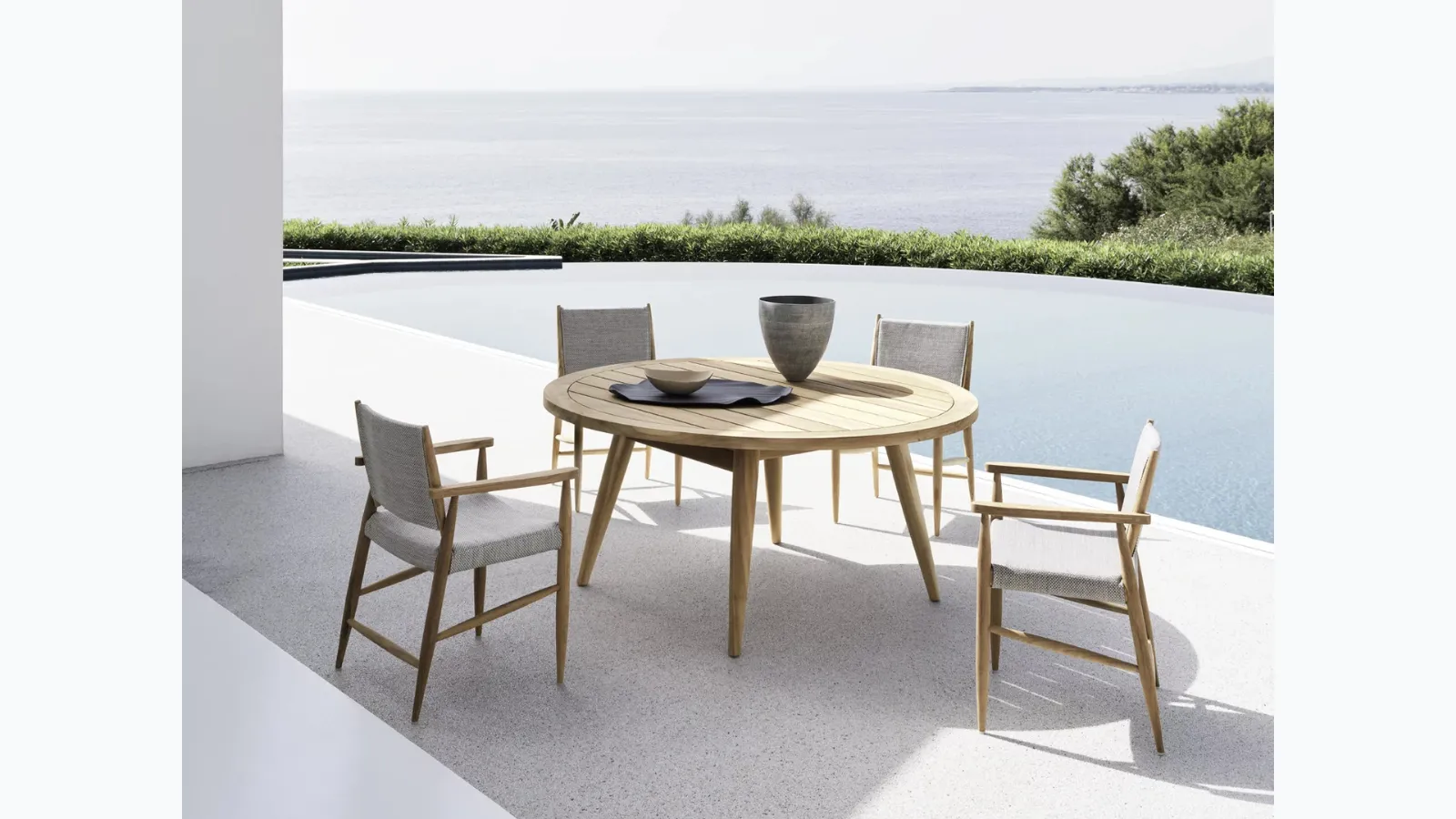 Round table Eidos in teak by Gervasoni