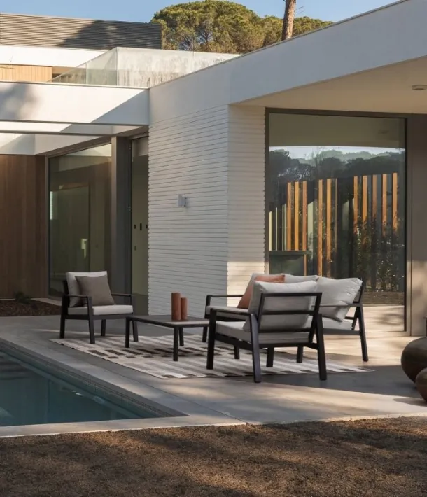 Elna outdoor furniture in aluminum and Bizzotto fabric.