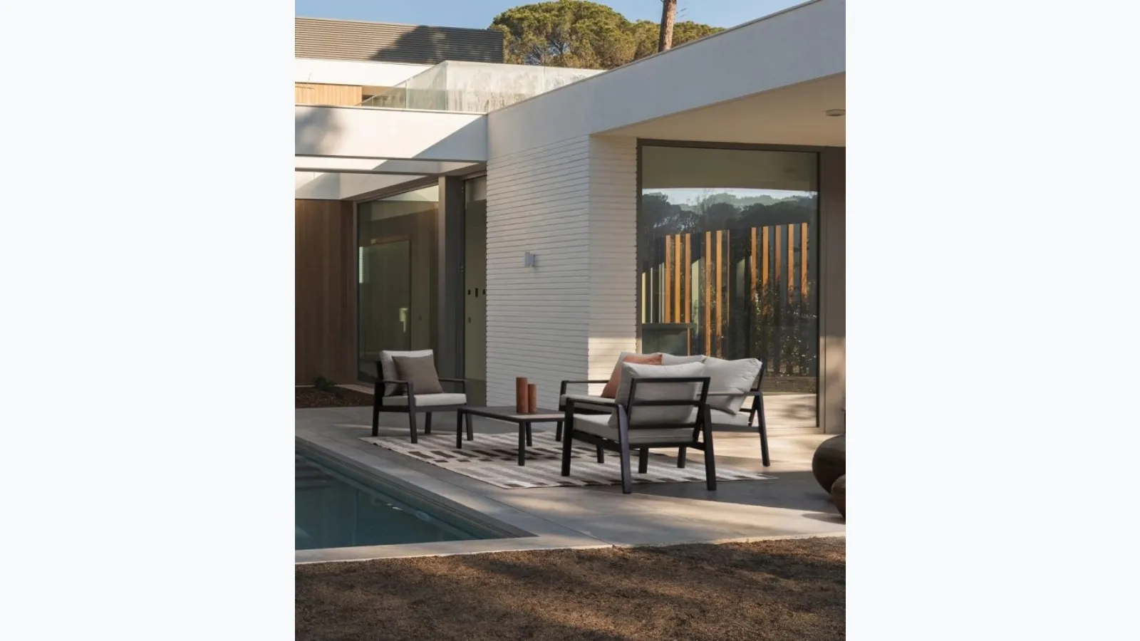 Elna outdoor furniture in aluminum and Bizzotto fabric.