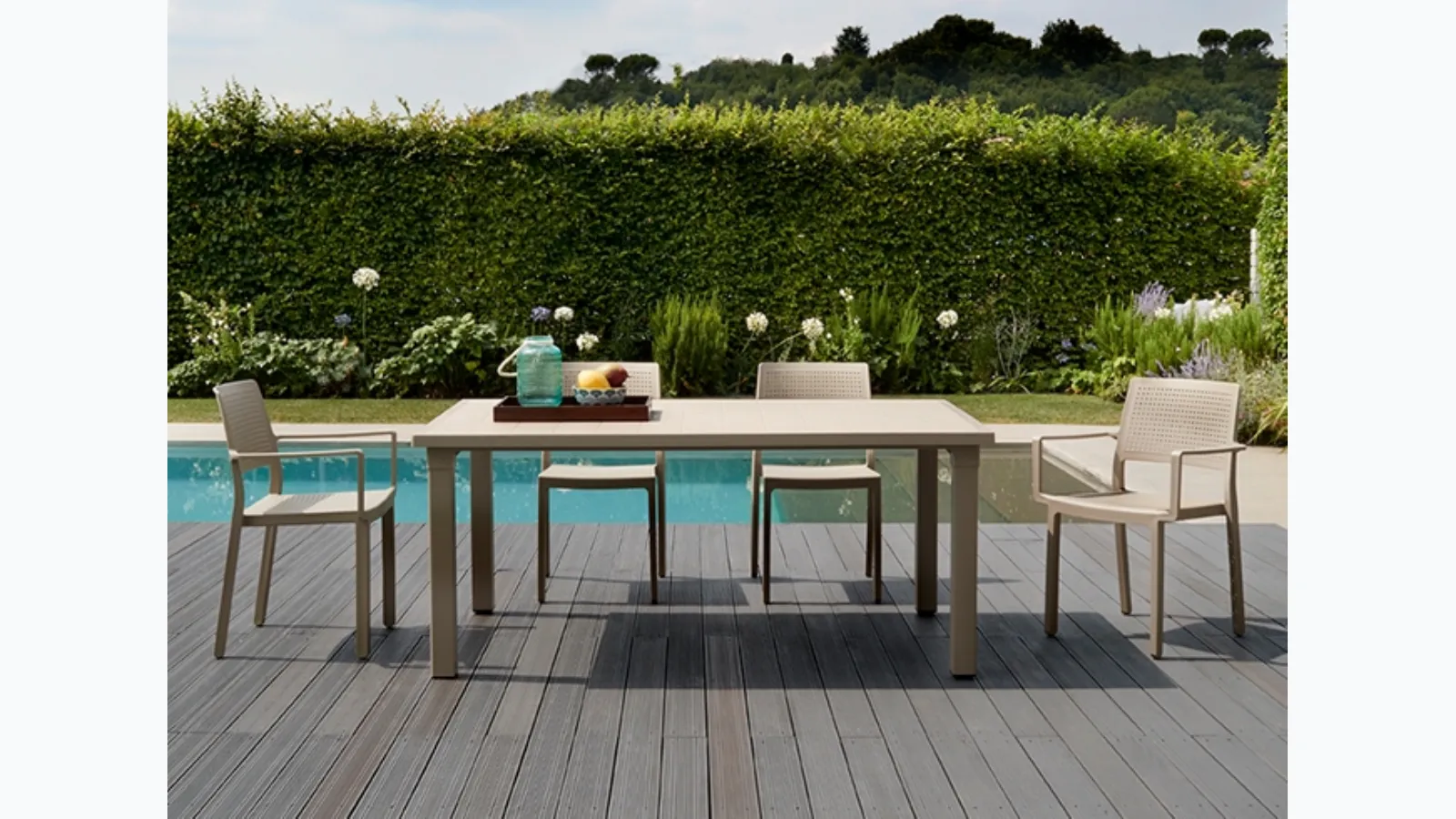 Outdoor plastic chair with or without armrests Emi by Scab Design.