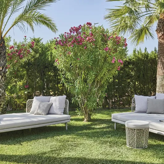 Emma Daybed Compact sofa in woven Varaschin fiber.