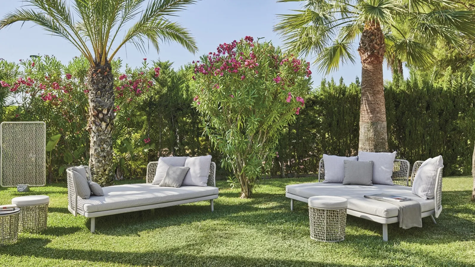 Emma Daybed Compact sofa in woven Varaschin fiber.