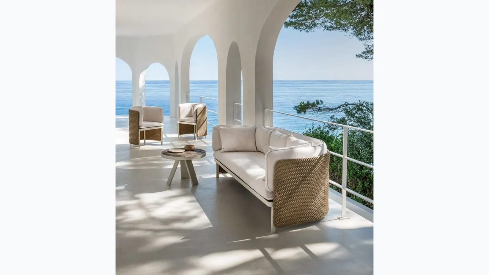 Natwick Sand fiber and aluminum Esedra lounge by Ethimo.