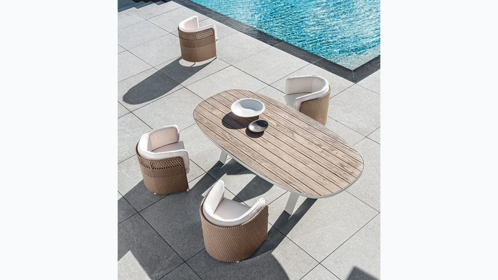 Esedra table by Ethimo