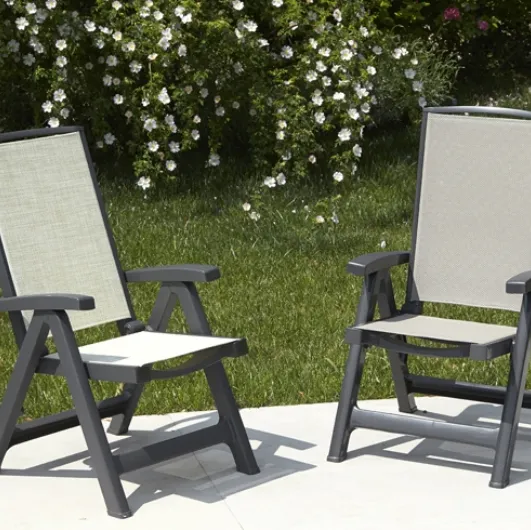 Folding armchair with polypropylene structure and seat and backrest in breathable, water-repellent Esmeralda Lux fabric by Scab Design.
